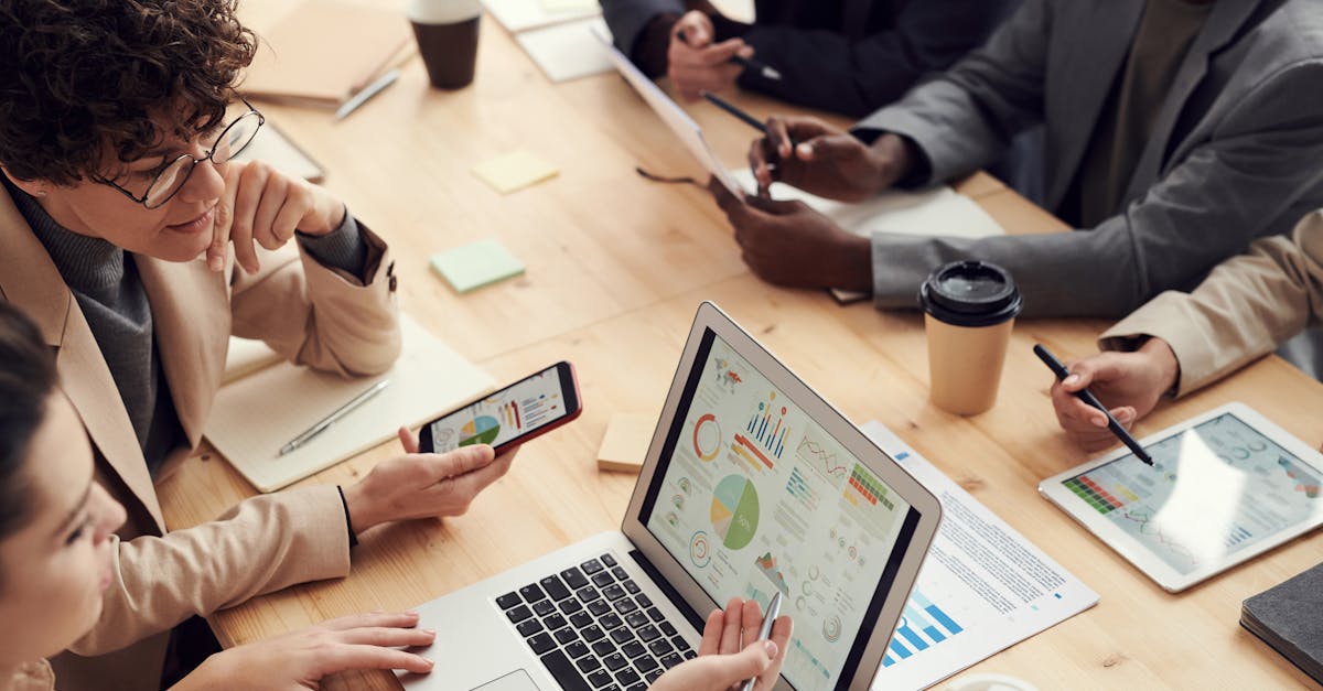 découvrez l'importance de la collaboration au sein des équipes et comment elle favorise l'innovation, renforce les relations et améliore la productivité. explorez des stratégies efficaces pour encourager un travail collaboratif enrichissant.